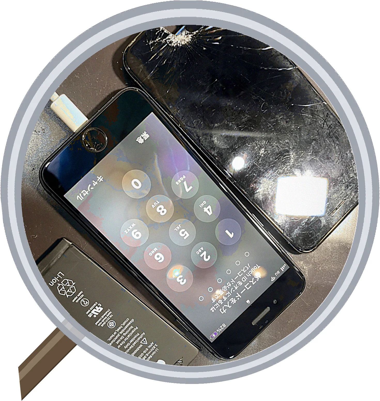 iPhone8の画面が割れ、ディスプレイに線が入ったり一部が黒くなった場合 — 修理の様子