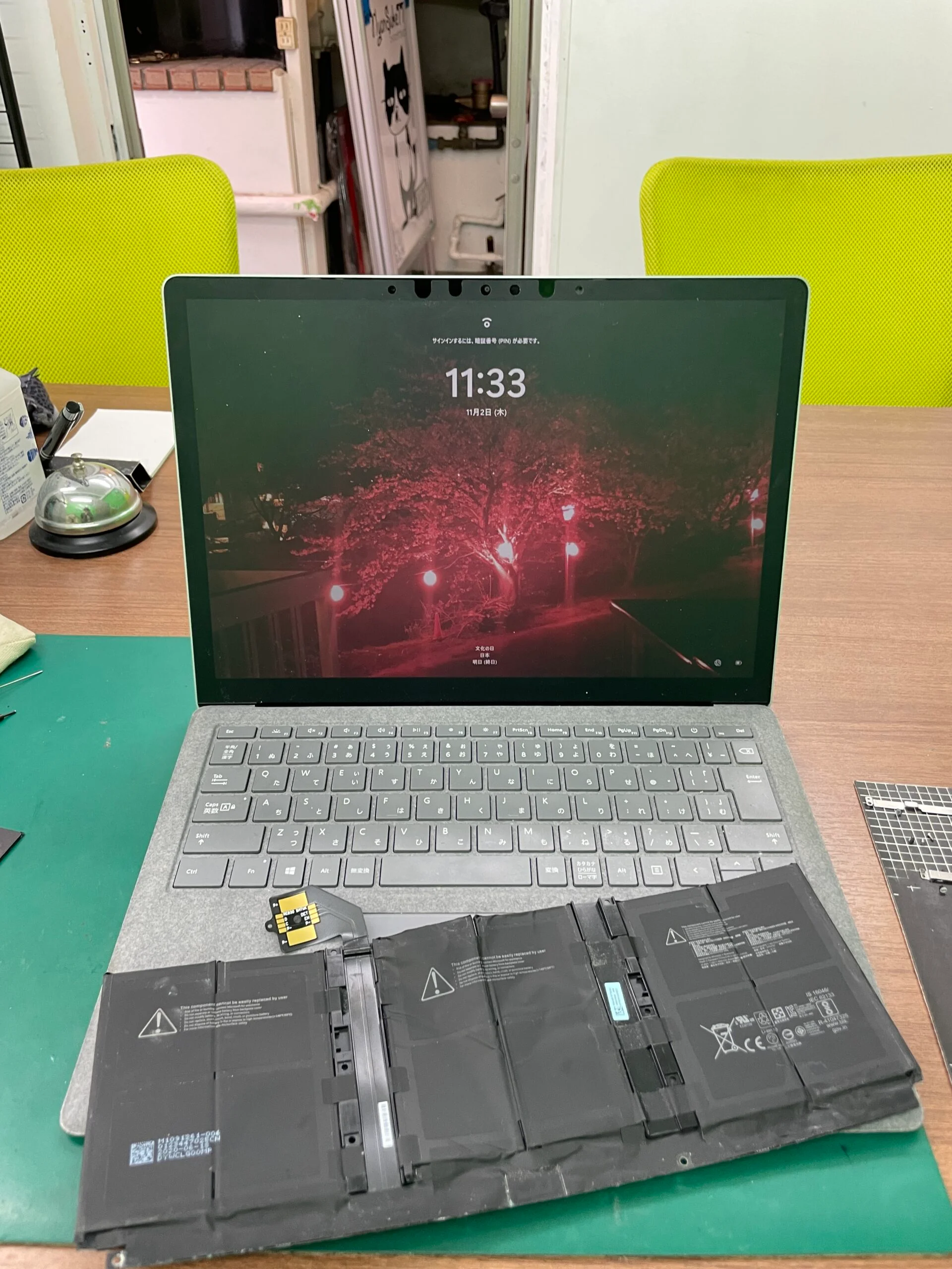 Surface Laptop 3 15インチ バッテリー交換 — 修理の様子