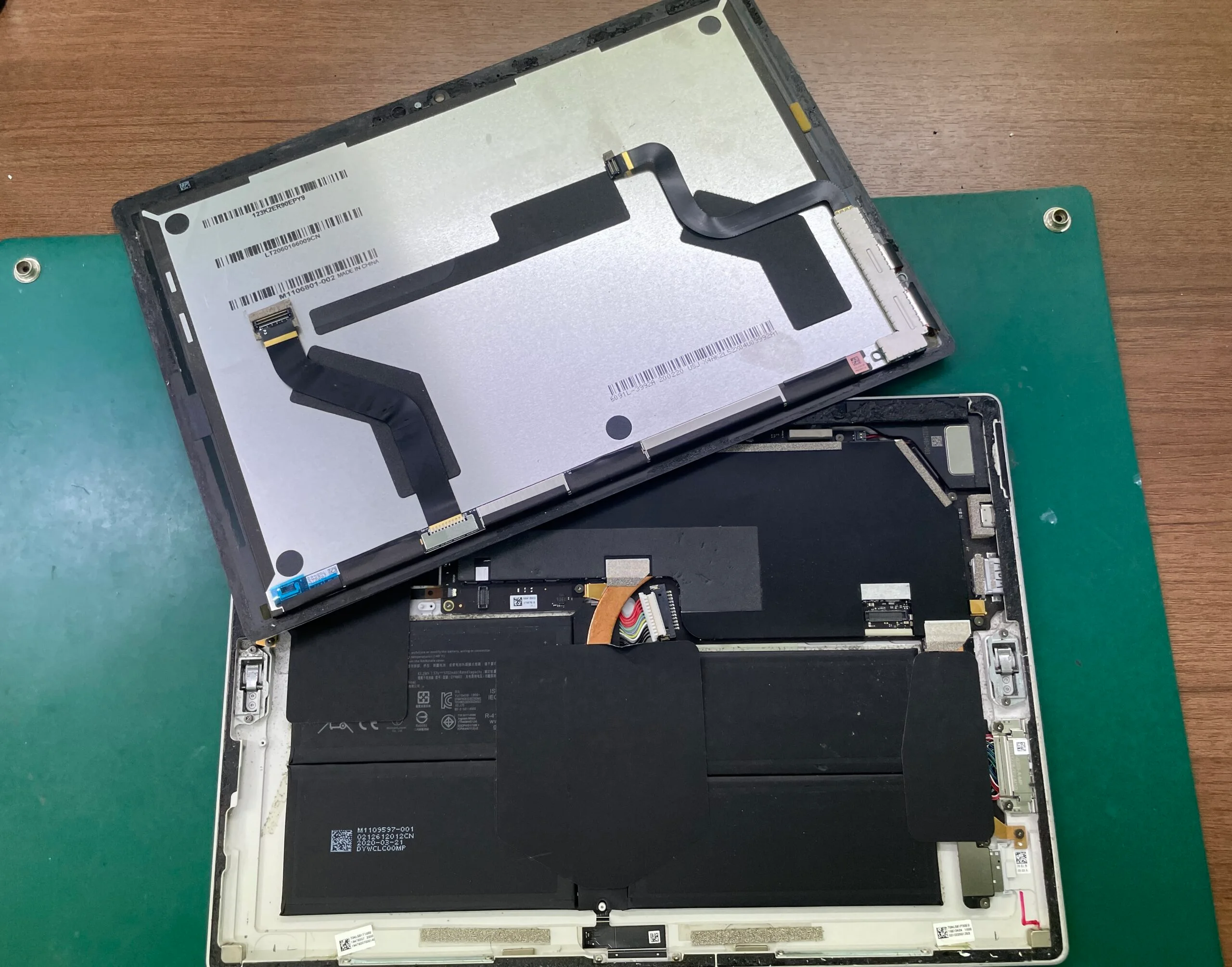 Surface Laptop 4 13.5インチ バッテリー交換 — 修理の様子