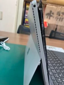 Surface Laptop Go 2 バッテリー交換 — 修理の様子