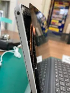 Surface Pro 8 バッテリー交換 — 修理の様子