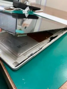 Surface Pro 4 バッテリー交換 — 修理の様子