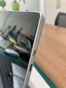 Surface Book 3 15インチ バッテリー交換 — 修理の様子