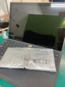Surface Pro 9 バッテリー交換 — 修理の様子