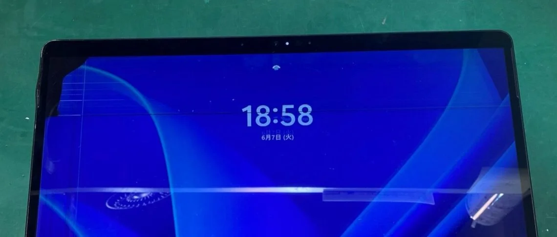 Surface Pro 8 画面割れ修理 — 修理の様子