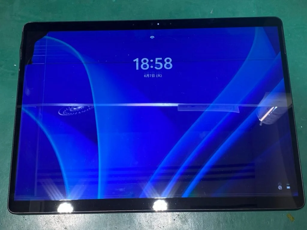 Surface Laptop 4 13.5インチ 液晶修理 — 修理の様子