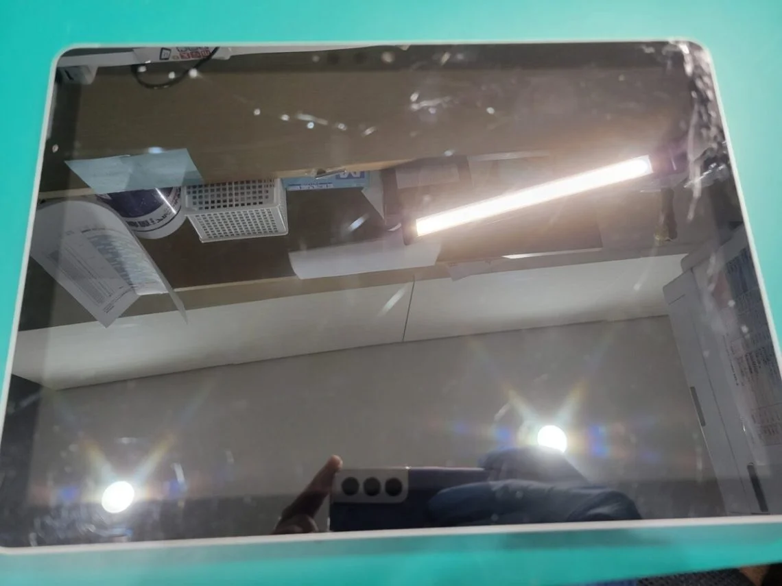 Surface Book 2 13インチ 液晶修理 — 修理の様子