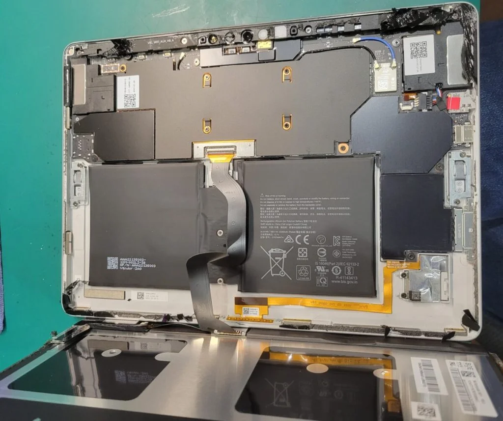 Surface Laptop 3 15インチ 液晶修理 — 修理の様子