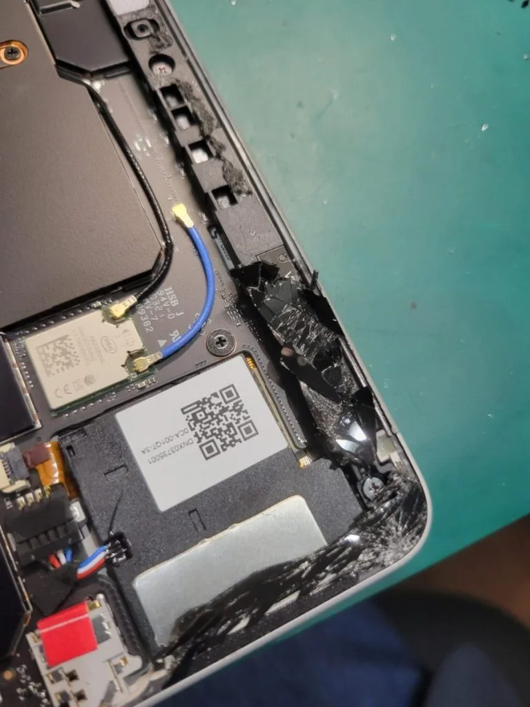 Surface Book 3 13インチ 液晶修理 — 修理の様子