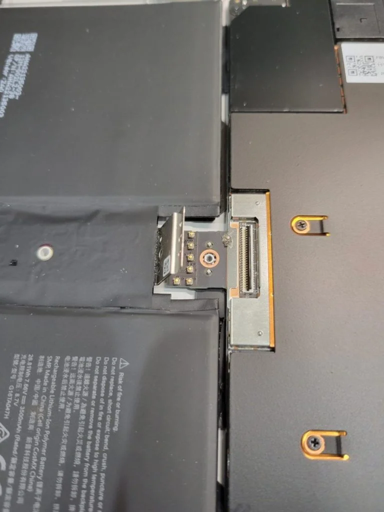 Surface Laptop Go 3 液晶修理 — 修理の様子