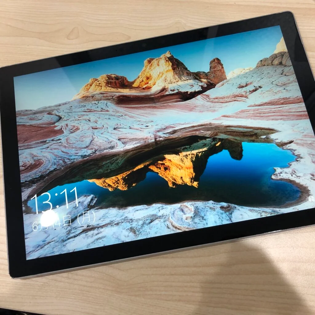 Surface Laptop 4 13.5インチ 画面割れ修理 — 修理の様子