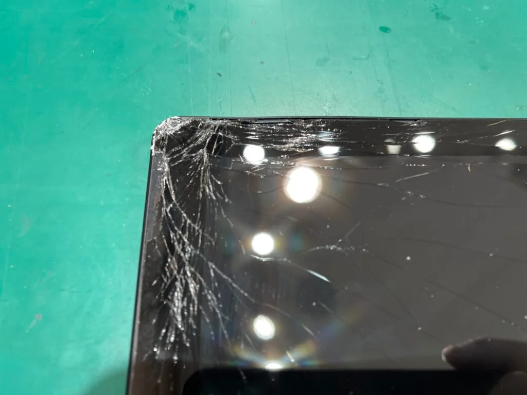 Surface Laptop 5 13.5インチ 画面割れ修理 — 修理の様子