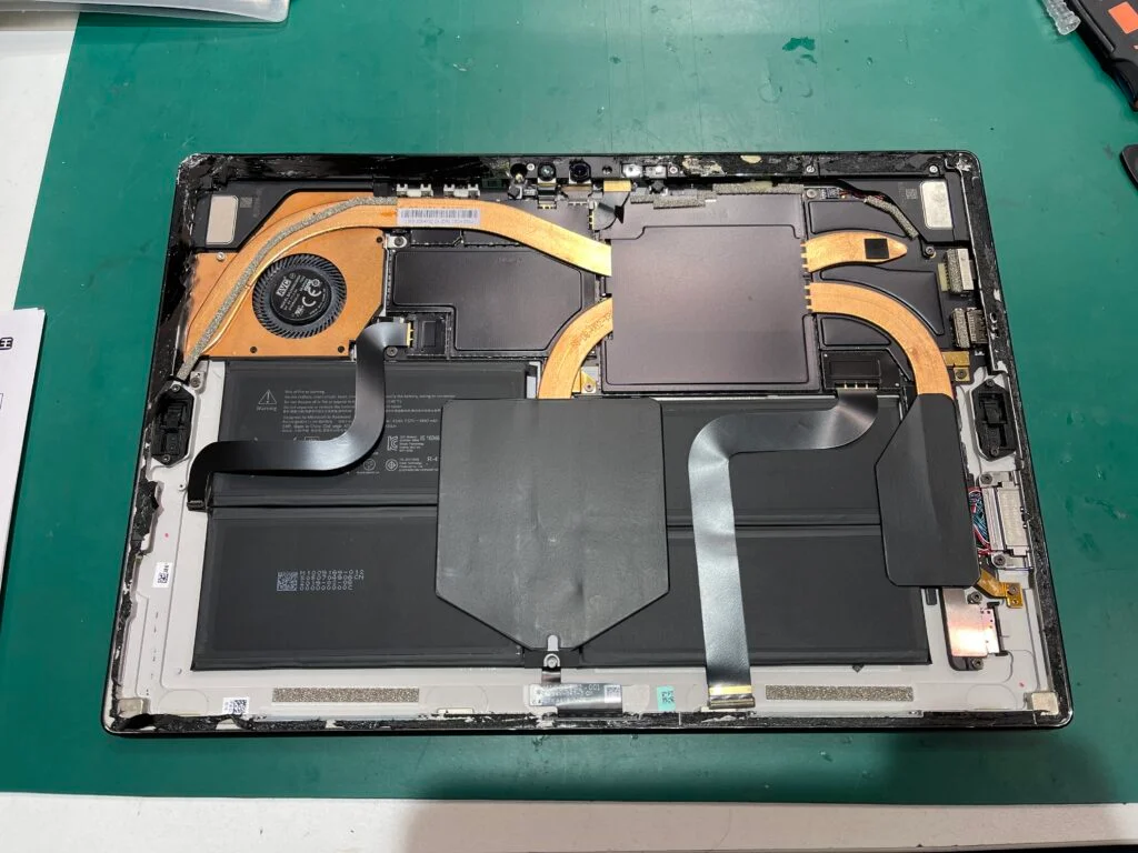 Surface Book 3 13インチ 画面割れ修理 — 修理の様子