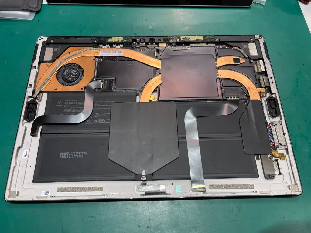 Surface Laptop 5 13.5インチ 液晶修理 — 修理の様子