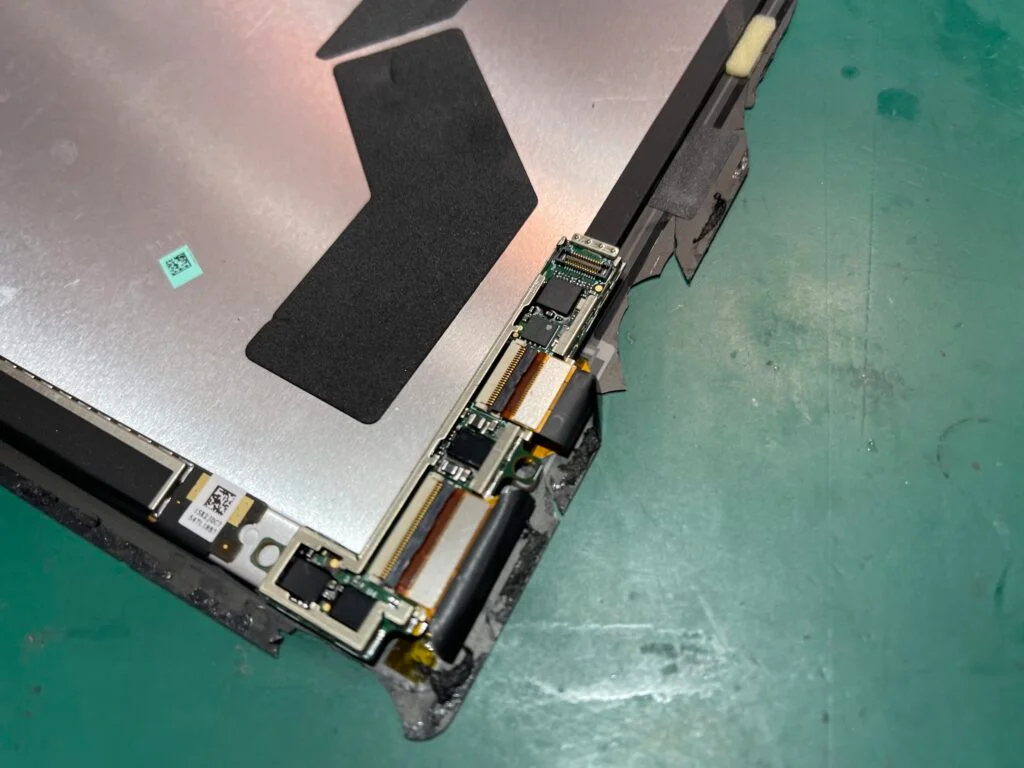 Surface Book 3 15インチ 液晶修理 — 修理の様子