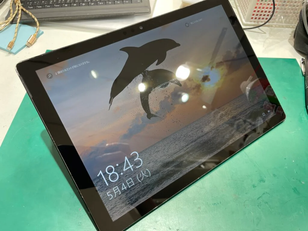 Surface Laptop 3 13.5インチ 液晶修理 — 修理の様子