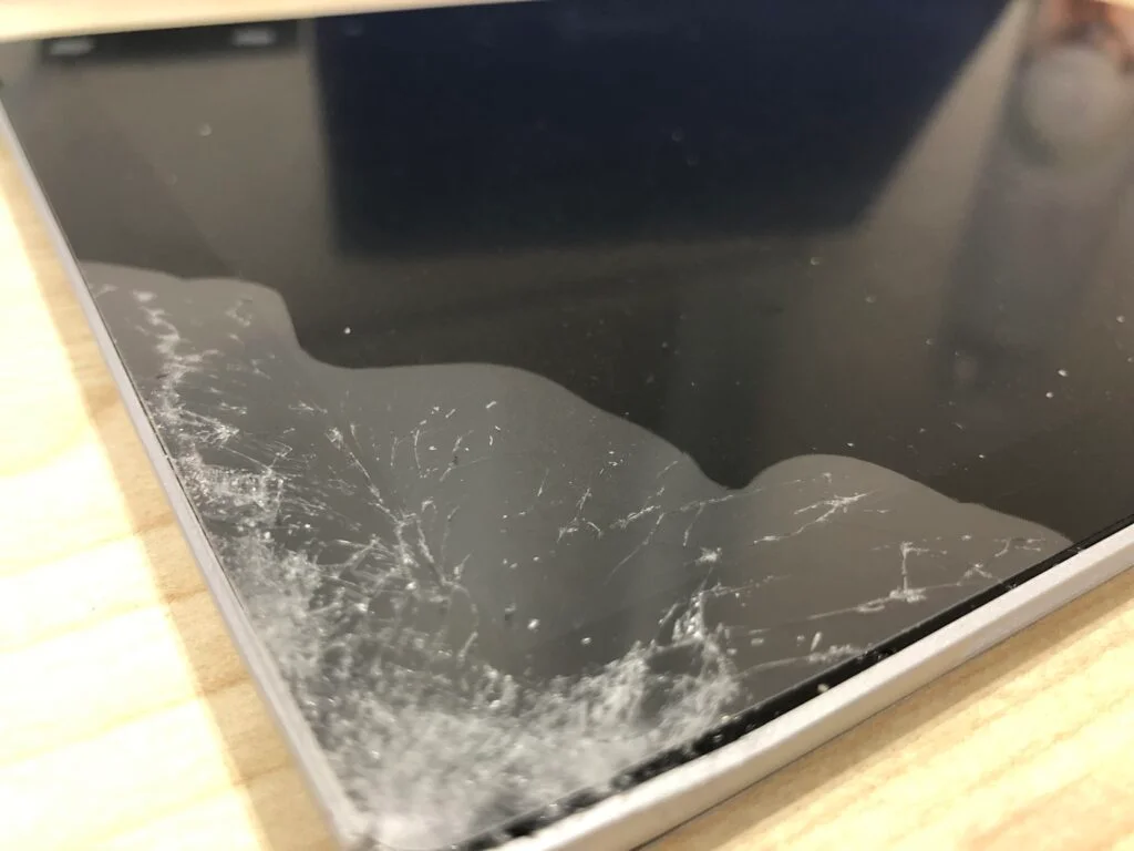 Surface Pro 9 画面割れ修理 — 修理の様子