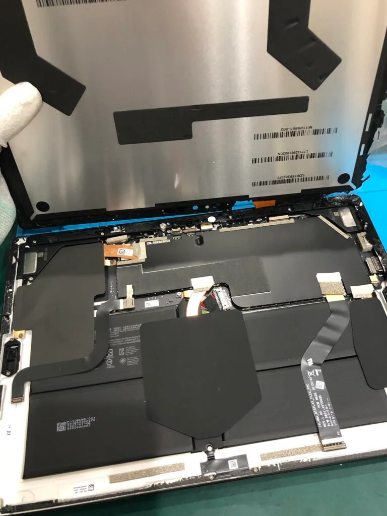Surface Pro 6 液晶修理 — 修理の様子