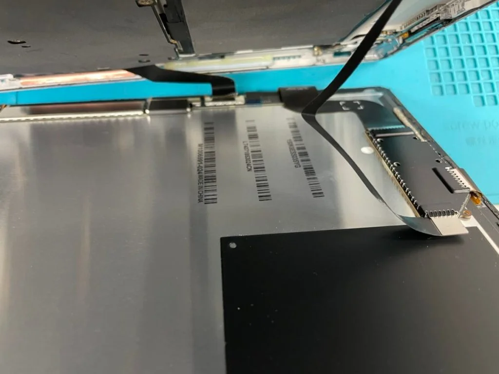 Surface Laptop Go 液晶修理 — 修理の様子