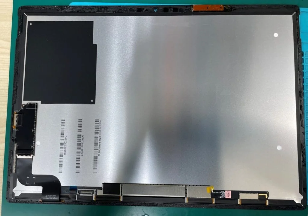 Surface Laptop 4 15インチ 画面割れ修理 — 修理の様子