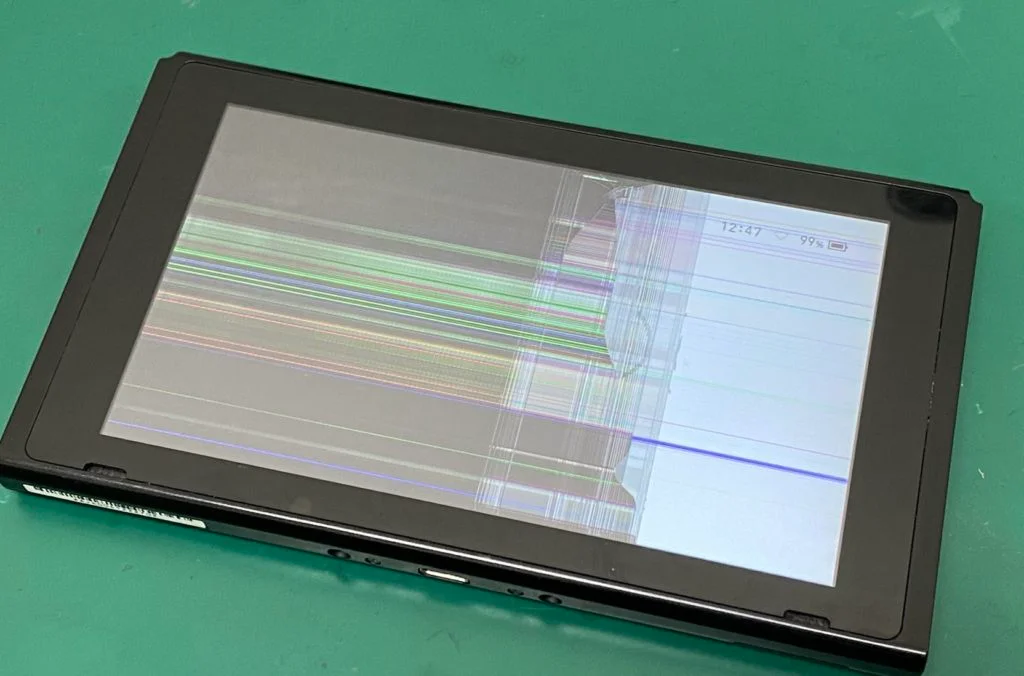 Nintendo Switch 画面割れ修理 — 修理の様子