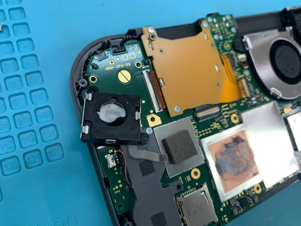 Nintendo Switch 有機ELモデル 無線 WiFi修理 — 修理の様子