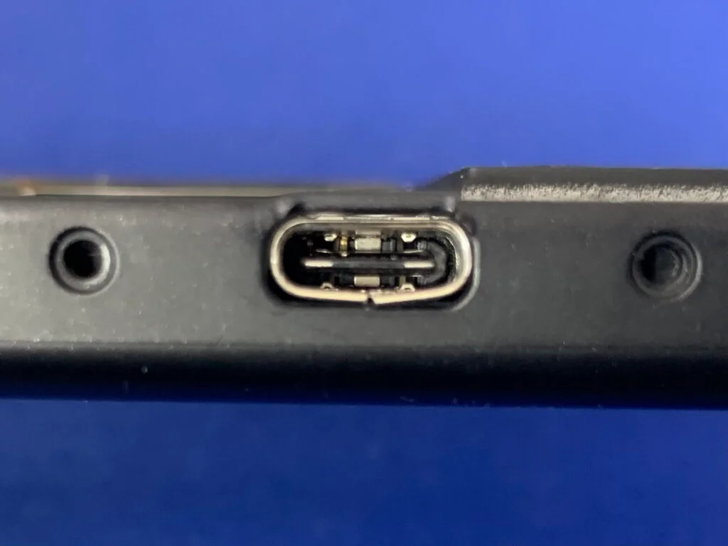 Nintendo Switch 有機ELモデル 充電口修理 — 修理の様子