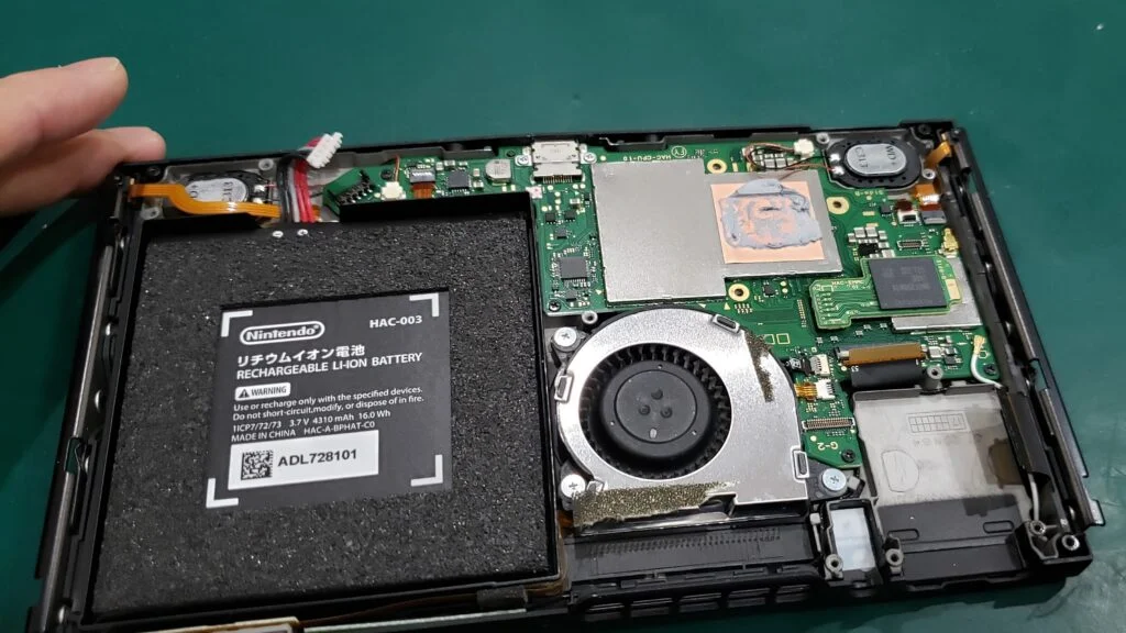 Nintendo Switch 有機ELモデル 起動不良修理 — 修理の様子