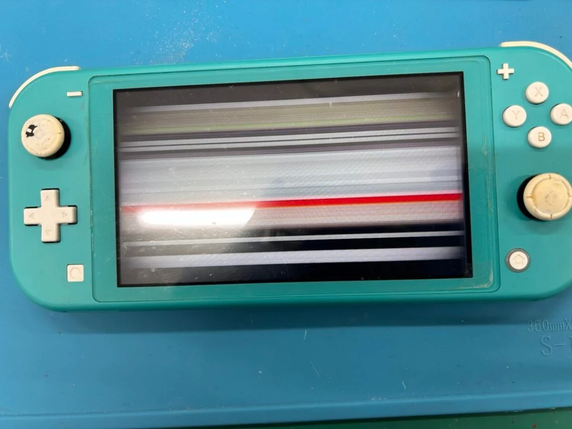 Nintendo Switch Lite 画面割れ修理 — 修理の様子