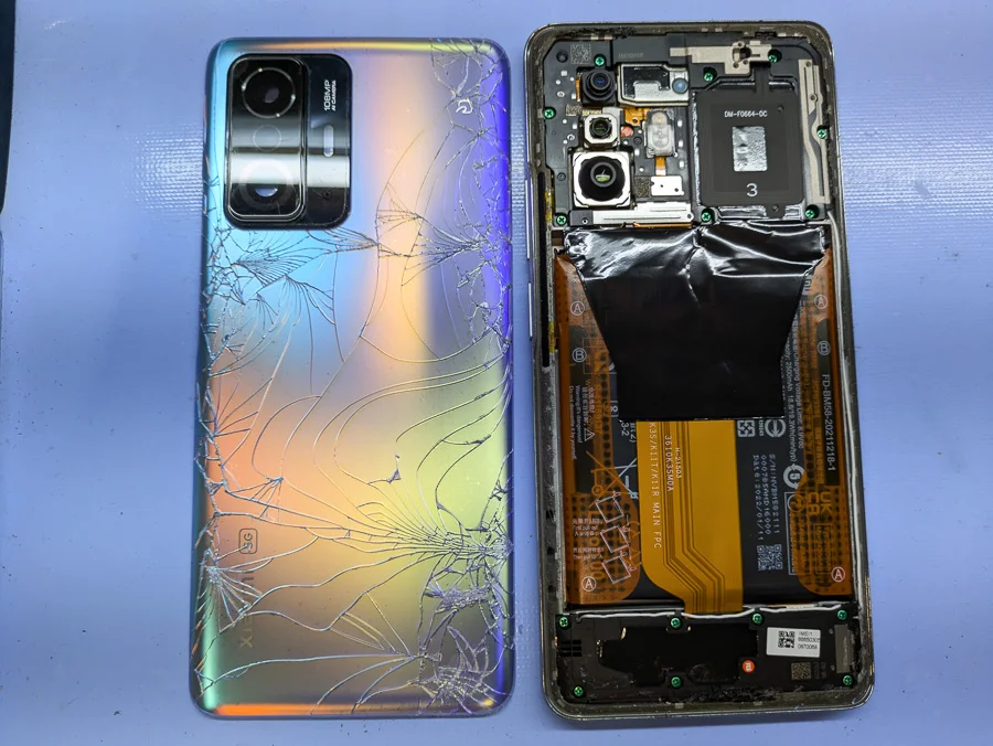 Xiaomi Redmi 12C バックパネル修理 大阪市中央区 背面パネル修理 — 修理の様子