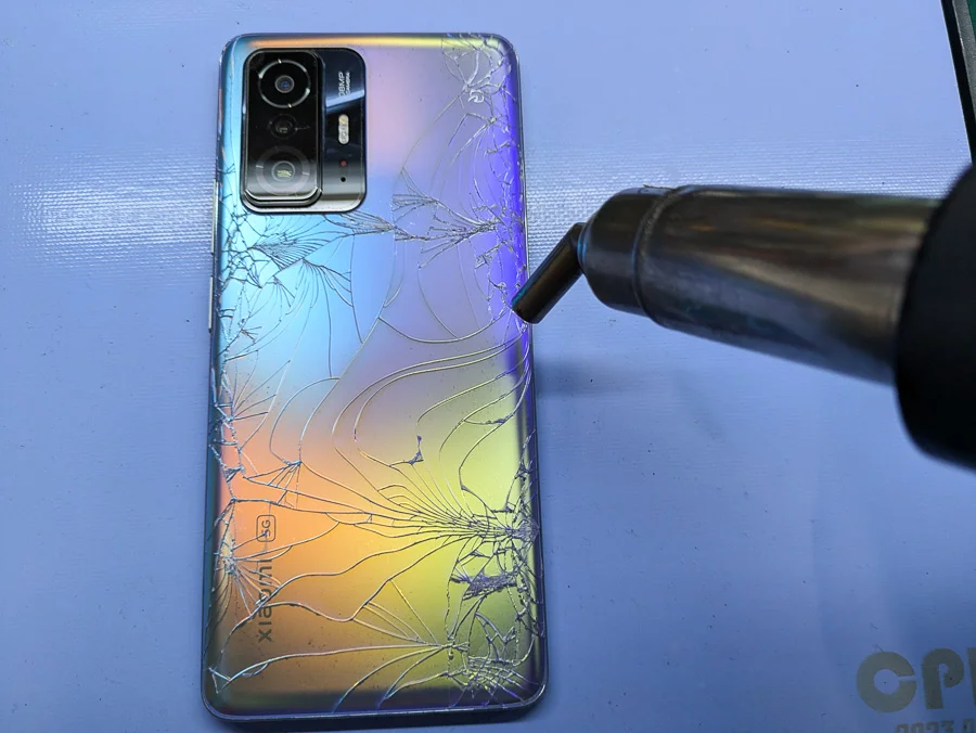 Xiaomi Redmi Note 9S バックパネル修理 大阪市中央区 背面パネル修理 — 修理の様子