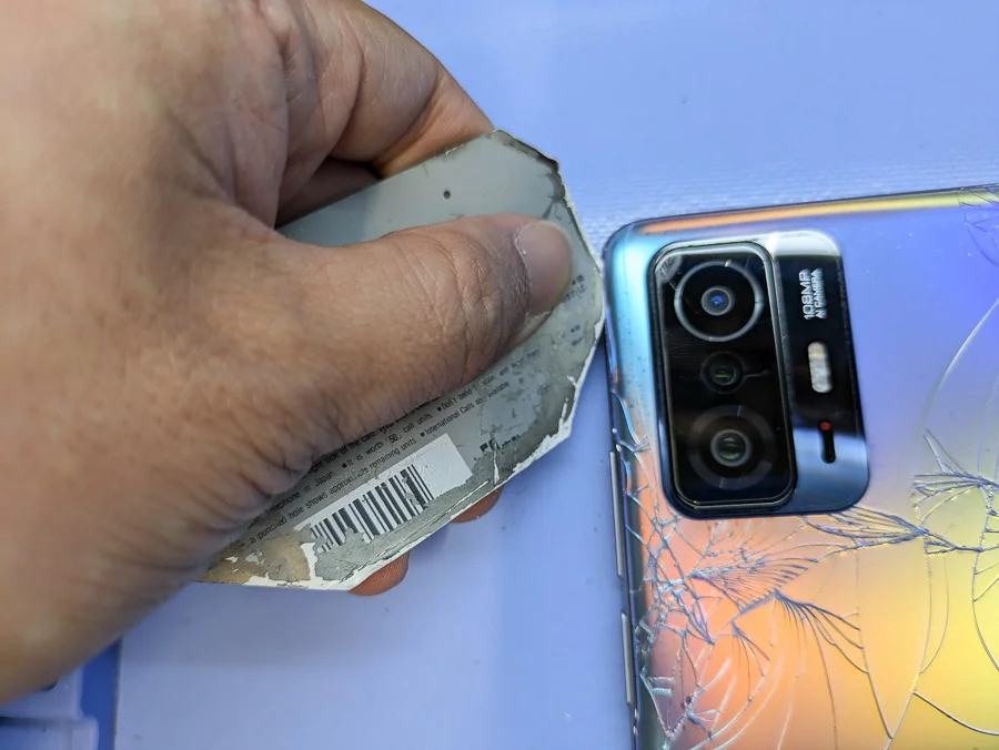 Xiaomi Mi Note 10 Lite バックパネル修理 大阪市中央区 背面パネル修理 — 修理の様子