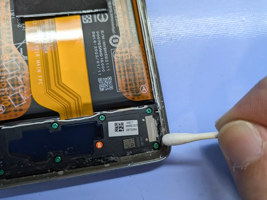 Xiaomi Redmi 9T バックパネル修理 大阪市中央区 背面パネル修理 — 修理の様子