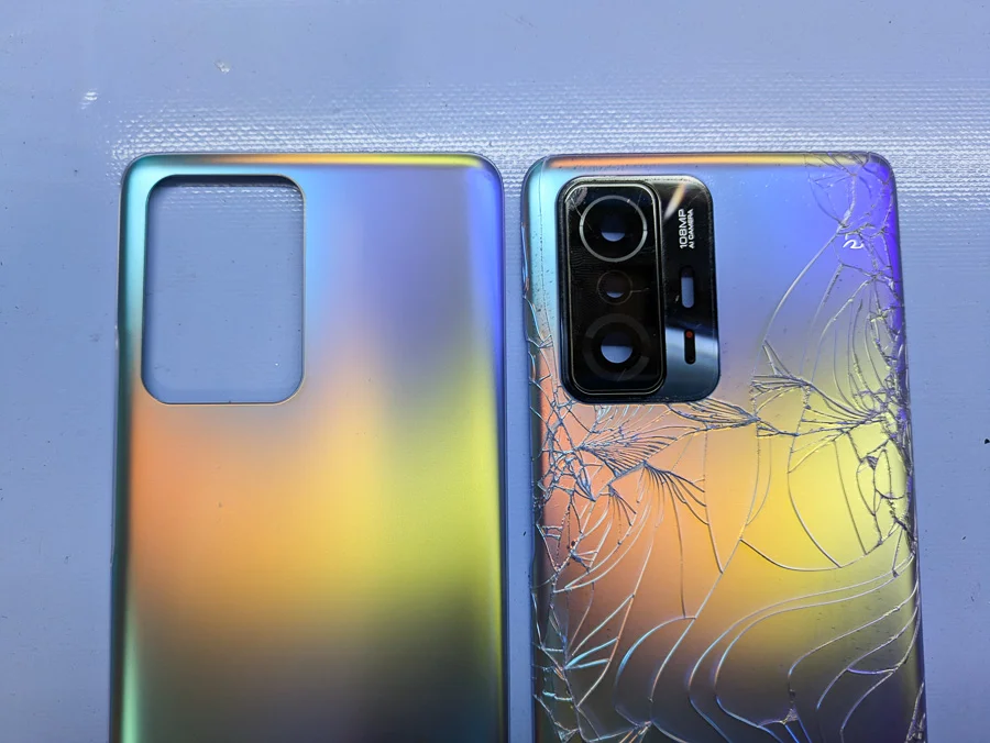 Xiaomi Redmi Note 11 Pro 5G 背面パネル修理 — 修理の様子