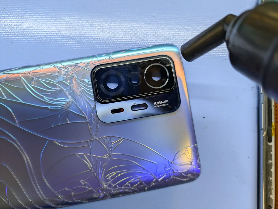 Xiaomi Redmi Note 13 Pro+ 5G 背面パネル修理 — 修理の様子