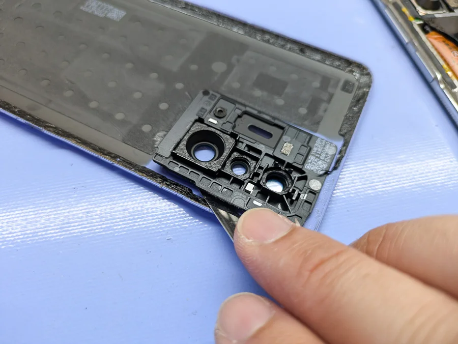 Xiaomi Mi 11 Lite 5G 背面パネル修理 — 修理の様子