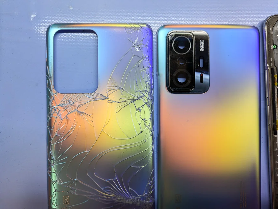 Xiaomi Mi Mix 3 5G 背面パネル修理 — 修理の様子
