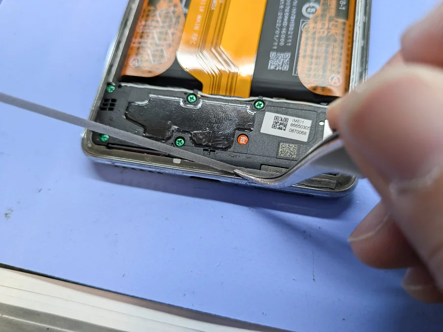 Xiaomi Redmi Note 11 背面パネル修理 — 修理の様子