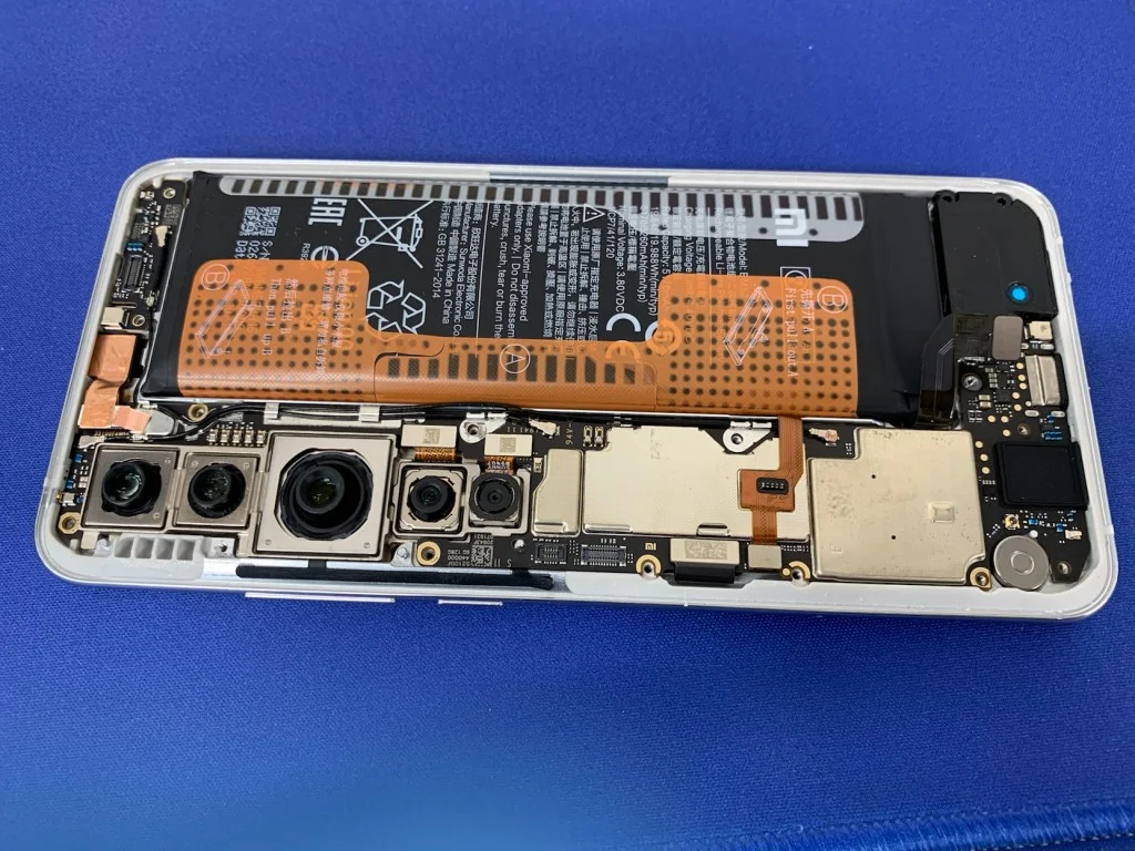 Xiaomi Mi 11 Lite 5G バッテリー交換 — 修理の様子