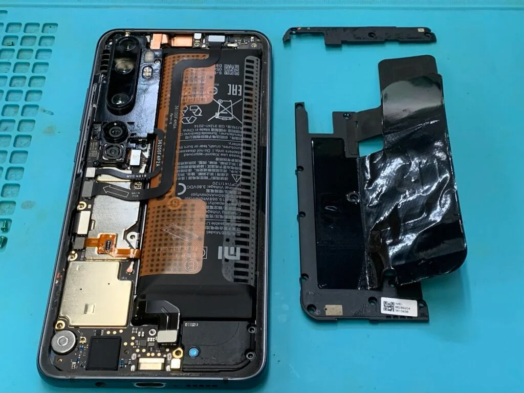 Xiaomi Mi Mix 3 5G バッテリー交換 — 修理の様子