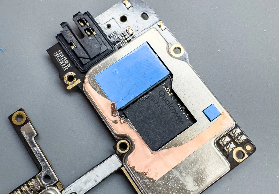 Xiaomi Mi 11 Lite 5G 通信修理 — 修理の様子