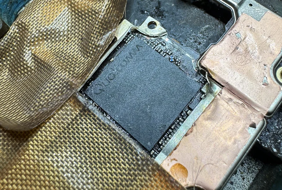 Xiaomi Redmi Note 11 Pro 5G 基板修理 — 修理の様子