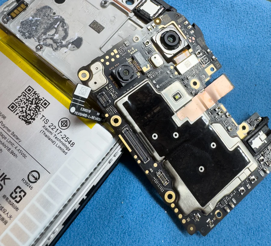 Xiaomi Redmi 12C 基板修理 — 修理の様子