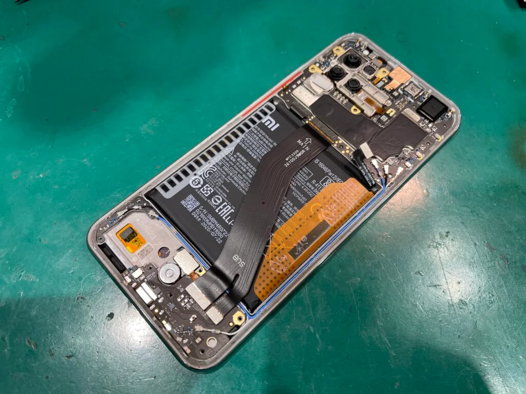 Xiaomi 13T Pro 画面割れ修理 — 修理の様子