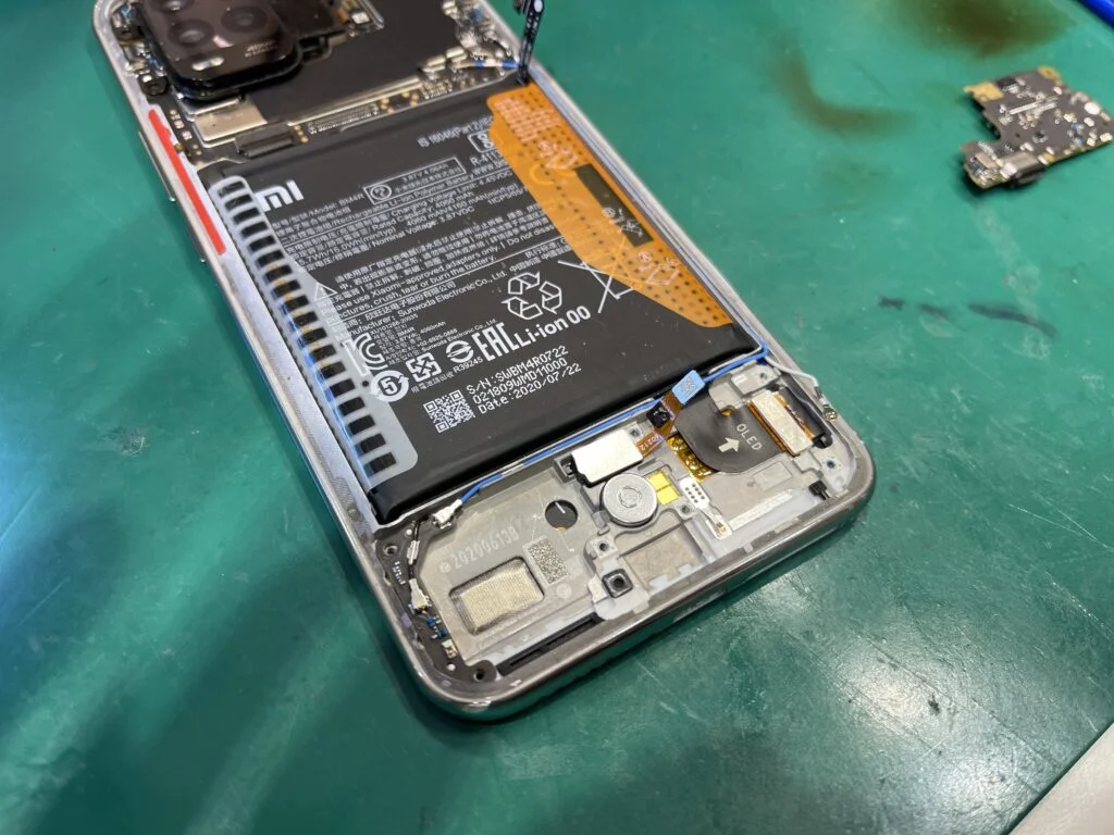 Xiaomi 12T Pro 画面割れ修理 — 修理の様子