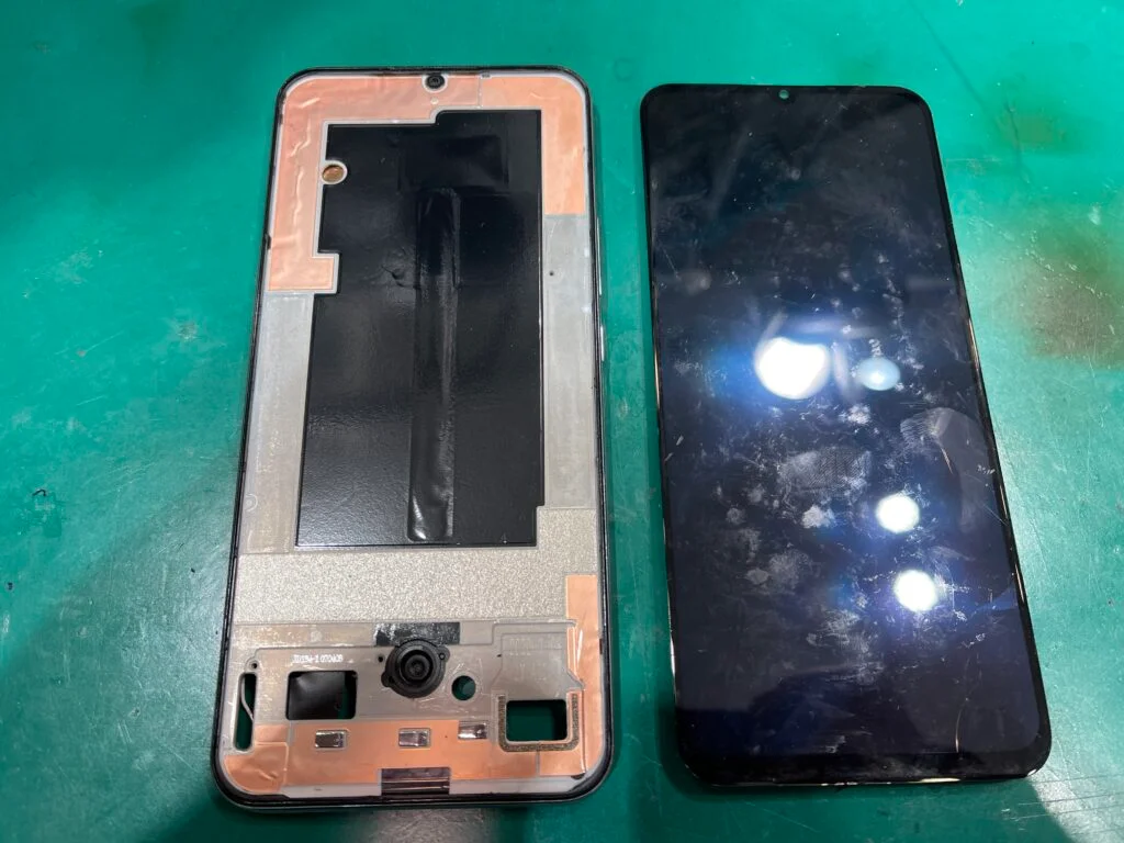 Xiaomi Redmi 9T 画面割れ修理 — 修理の様子