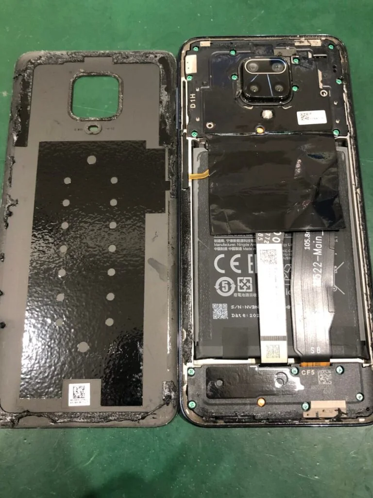 Xiaomi Mi 11 Lite 5G 液晶修理 — 修理の様子