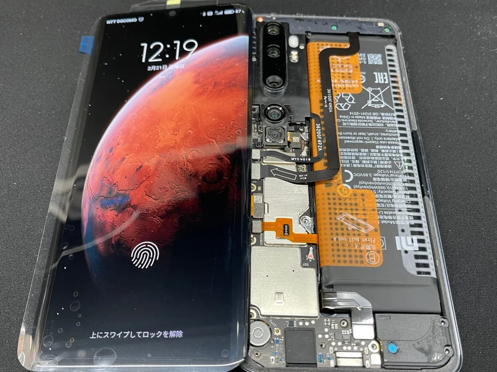 Xiaomi Mi Note 10 画面割れ修理 — 修理の様子