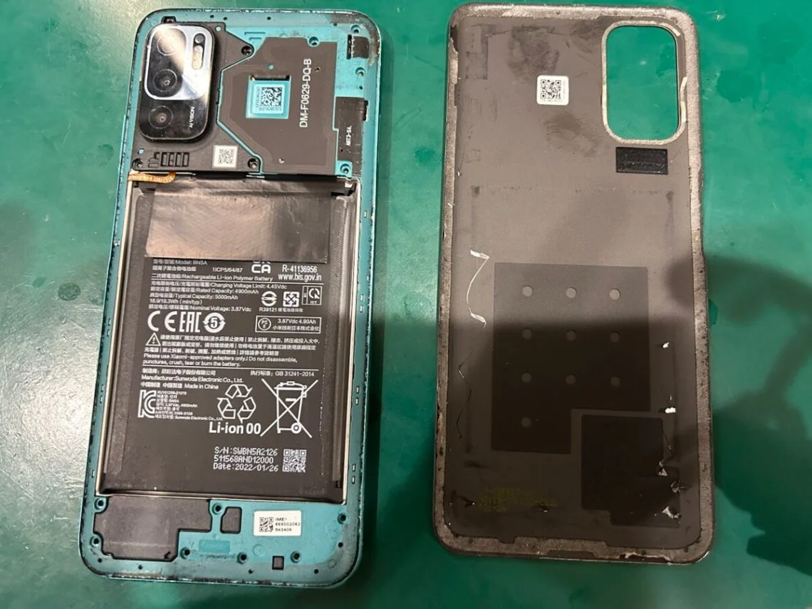 Xiaomi Redmi Note 13 Pro+ 5G 液晶修理 — 修理の様子