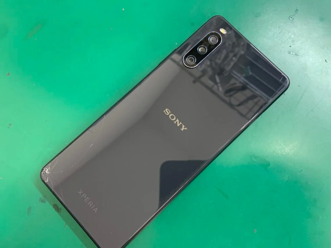 Xperia ZL2 背面パネル修理 — 修理の様子